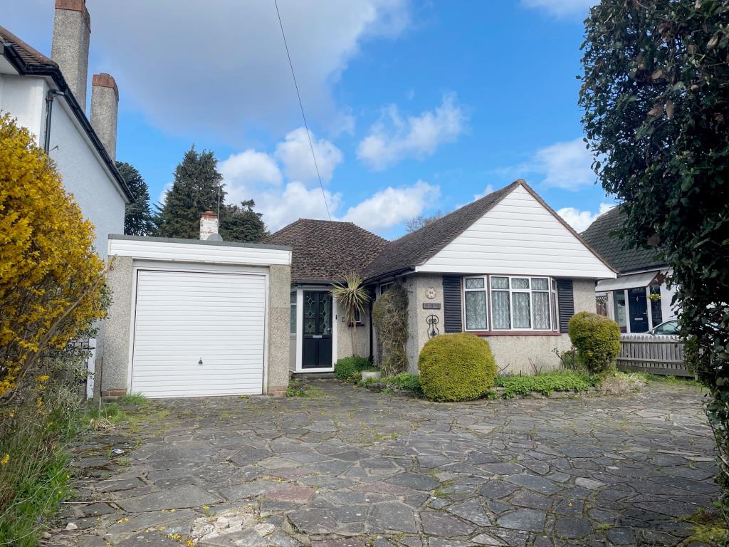 Lot: 87 - DETACHED BUNGALOW FOR IMPROVEMENT AND REPAIR - Detached bungalow in Orpington for improvement and repair